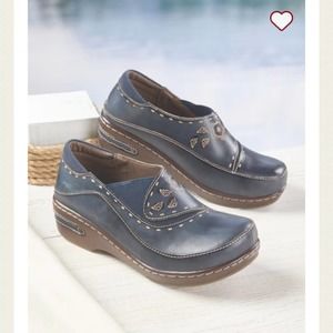 L'Artiste brushstrokes and blossoms leather clogs